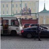 В центре Красноярска автобус въехал в люксовую иномарку на выделенной полосе