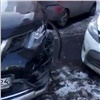 В Советском районе водителю дорогого внедорожника стало плохо и он разбил машины на парковке (видео)