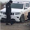Красноярская автоледи на джипе уронила столб посреди пустой парковки (видео)