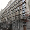 «Ремонт пошел на второй круг»: разваливающийся фасад здания в центре Красноярска вновь покрасят