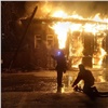 «Предупреждали за два дня»: в центре Канска сгорел очередной старинный дом (видео)
