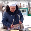 Директор «Роева ручья» напек блинов для медведей и посетителей (видео)