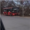 В Красноярске популярный автобус съехал на обочину и врезался в знак. В ГИБДД водитель не обратился (видео)