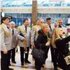 Красноярские полицейские спели для женщин в аэропорту и сделали с ними селфи