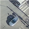 В центре Красноярска водитель Mazda сбил пешехода с лопатой: переходил на зелёный (видео)