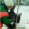 В Красноярске неизвестные изуродовали бронзовых школьников 