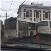 В Красноярске на аварийноопасном повороте два автобуса не поделили дорогу и устроили ДТП (видео)