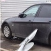 В Красноярке на новый BMW упал воткнутый в землю дорожный знак