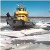 Маленький катер на Енисее поработал ледоколом и освободил паром из ледяного плена (видео)