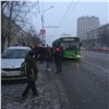 «Почти все пассажиры упали»: женщина-водитель автобуса протаранила автоледи в Красноярске