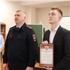 Красноярский подросток предложил отдать старые вещи «погорельцам» и помог полиции задержать двух мошенниц (видео)