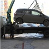 «Застали врасплох»: приставы выследили таксиста-должника из Сосновоборска и эвакуировали его авто