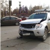 В Красноярске пикап разбил Hyundai об столб. Красноярцы удивились выдержке пешехода (видео)
