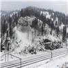 На Красноярской железной дороге взорвали снежные лавины (видео)
