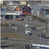 Возле красноярского «Макдоналдса» во время движения у грузовика отстегнулась кабина и упала на асфальт (видео) 