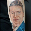 «Выше правительственных наград»: мэр Сергей Ерёмин оценил тату со своим портретом на руке красноярца (видео)