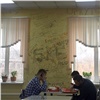 «Хотели увековечить память»: в Красноярске приезжие полицейские исписали стену в столовой колледжа