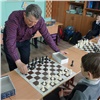 Школьники Шарыпово получили в подарок от СУЭК пособия для изучения шахмат