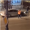 В центре Красноярска неизвестные с жезлом тормозили водителей. ГИБДД начала проверку (видео)