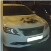 В центре Красноярска вандалы исписали припаркованные машины нецензурными словами (видео)