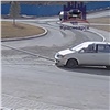 В Красноярске водитель минивэна сбил столб посреди дороги и уехал (видео)