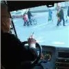 «Без стеснения курил и болтал по телефону»: красноярцев напугал многозадачный водитель автобуса (видео)