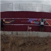 «Надо раскрасить все грустные районы»: на красноярской набережной появилась огромная картина