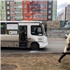 «Просто сорвался»: в Покровском водитель иномарки битой разбил стекло в автобусе (видео)