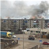 «Все залило, мебель дымом воняет»: масштабный пожар в канской пятиэтажке потушили