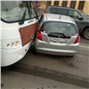 В центре Красноярска пьяный водитель Honda протаранил пассажирский автобус на встречке (видео)