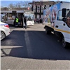 В центре Красноярска фургон с мороженым не поделил пятиполосную дорогу с автобусом (видео)