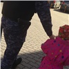 Красноярка потеряла 5-летнюю внучку на прогулке. Росгвардейцы помогли ребенку вернуться домой 