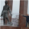 Сотрудники СУЭК убрались и помыли памятник на Поклонной горе в Красноярске