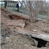 Жители Октябрьского района Красноярска боятся угодить в опасную яму-промоину 