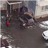 Полуголый красноярец разбил 6 машин и кидался с ножом на соседей (видео)