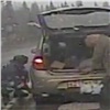Трое женщин застряли на трассе под Красноярском из-за спустившего колеса. Спасли полицейские (видео)