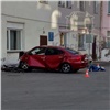 В Красноярске иномарка врезалась в жилой дом: погиб пассажир