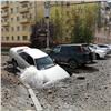 На правобережье Красноярска после коммунальной аварии машина ушла под землю (видео)