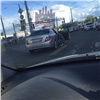 В Красноярске водитель «Мерседеса» повернул в запрещенном месте и наехал на стоящего посреди дороги пешехода (видео)