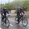 Красноярскую набережную начали охранять полицейские на велосипедах