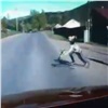 Девятилетний мальчик выбежал под колеса машины на опасной дороге к «Столбам» (видео)
