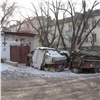 На правобережье Красноярска странный мужчина превратил двор и подъезд дома в опасный склад хлама