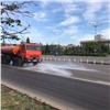 Красноярские дороги стали поливать и днем. Некоторых водителей это разозлило (видео)