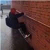 Житель Норильска перешёл лужу по стене и стал «звездой» инстаграма (видео)