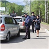 Сотрудники ГИБДД впервые решили раздавать детские автокресла на выезде из Красноярска (видео)