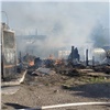 «Тушили из огородных шлангов»: красноярские пожарные спасли от огня дом и получили претензии за сгоревшую баню (видео)