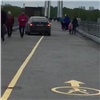 В Красноярске на глазах у полицейских по пешеходному мосту проехал Lexus (видео)