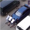 Красноярцы толкали заглохшую машину и повредили еще две (видео)