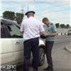 Красноярские приставы вместе с гаишниками начали ловить должников на выездах из города (видео)