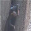 Пожилой красноярец устроил экстремальное «шоу» на Перьях и спустился со скалы вниз головой (видео)